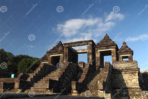 A Rebelião de Ratu Boko: O Desafio à Autoridade Tarumanegara no Século I