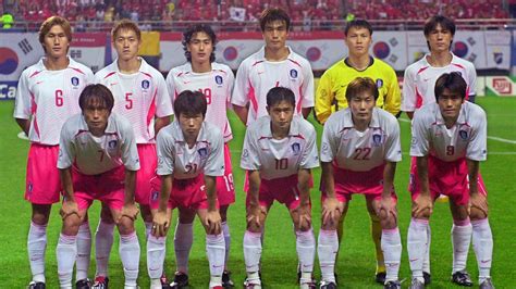 O Evento da Copa do Mundo FIFA de 2002 na Coreia do Sul e Japão: Uma Fusão Explosiva de Futebol, Nacionalismo e Modernização Asiática