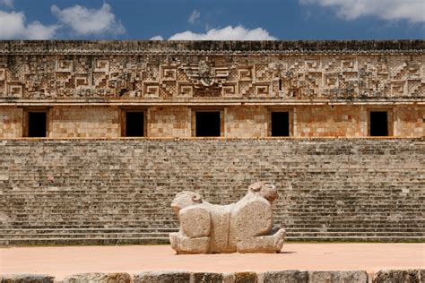 A Rebelião Maya de Uxmal: Resistência Indígena e Ascensão do Poder Tolteca no Século XII